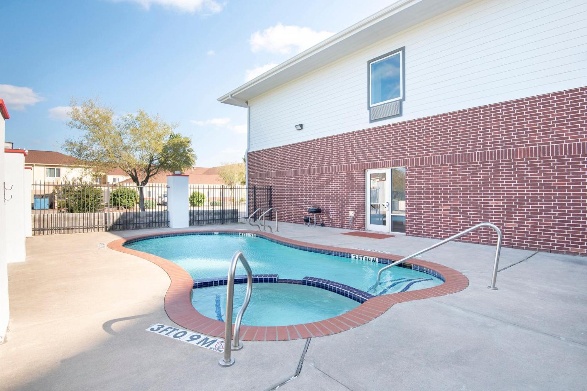 Oyo Townhouse Clute Lake Jackson エクステリア 写真