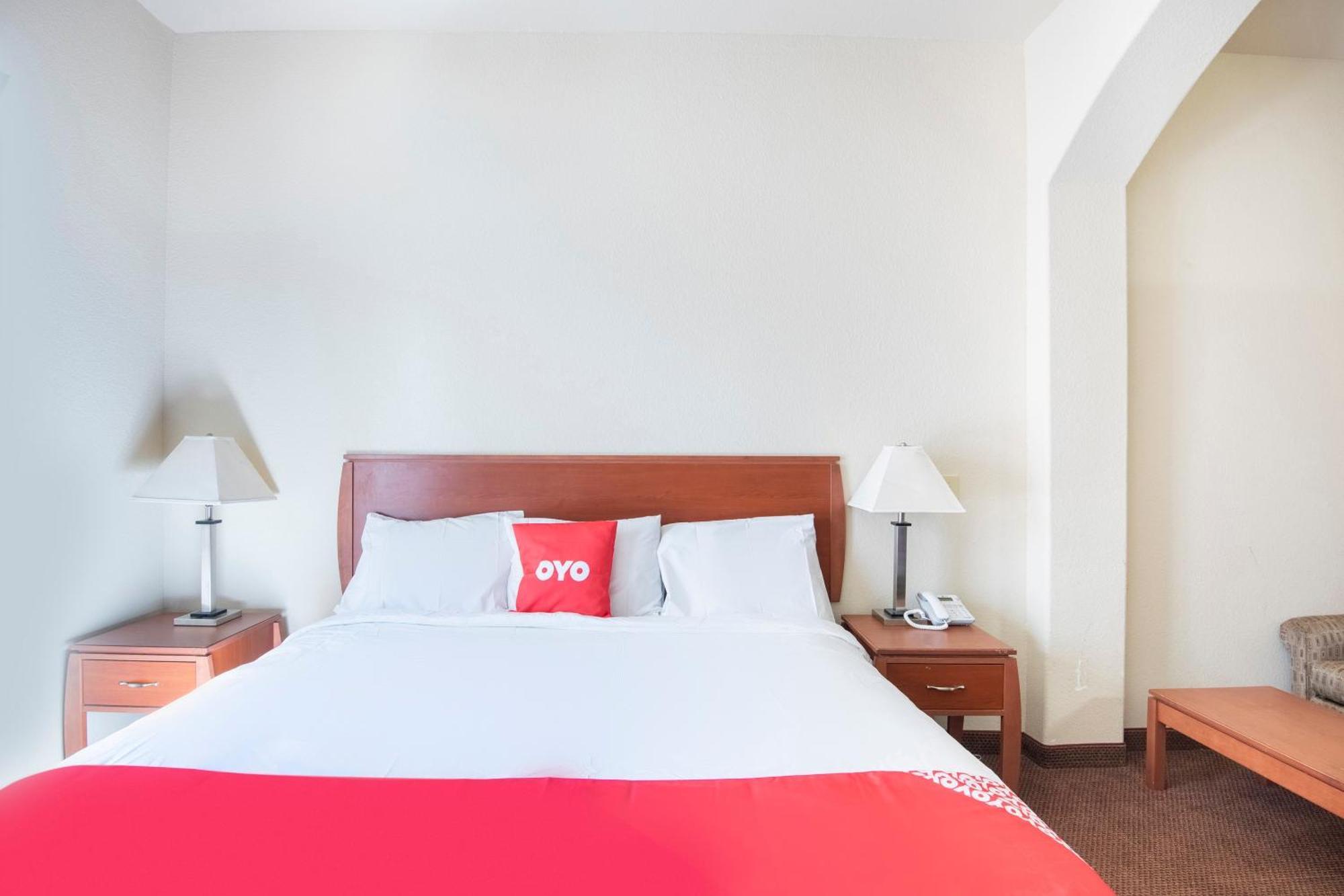 Oyo Townhouse Clute Lake Jackson エクステリア 写真