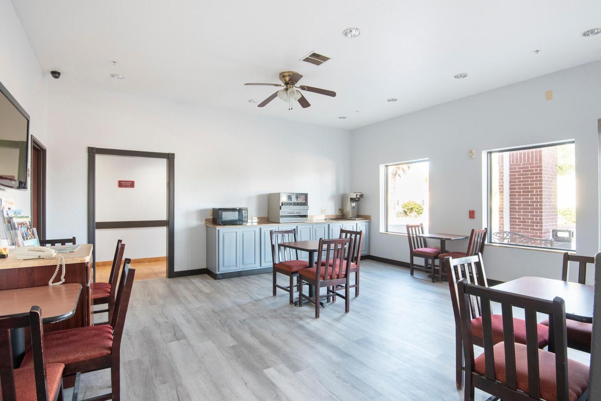 Oyo Townhouse Clute Lake Jackson エクステリア 写真